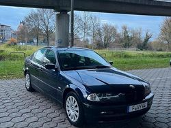 Blau Gebraucht 2001 BMW 318 Limousine | 3.000 €