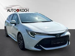 Schneeweiß Gebraucht 2019 Toyota Corolla Club Kombi | 19.490 € (Etwas zu teuer)