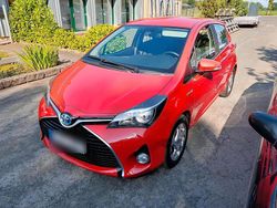 Rot Gebraucht 2016 Toyota Yaris Hybrid Kleinwagen | 10.900 € (Fairer Preis)