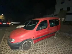 Rot Gebraucht 1997 Peugeot Partner Van / Kleinbus | 300 €