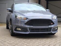 Grau Gebraucht 2018 Ford Focus ST Limousine | 16.000 € (Fairer Preis)