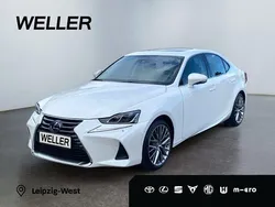 Weiss Gebraucht 2021 Lexus IS300h Luxury Line Limousine | 31.490 € (Etwas zu teuer)