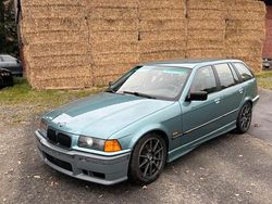 Grün Gebraucht 1997 BMW 323 Kombi | 7.723 €