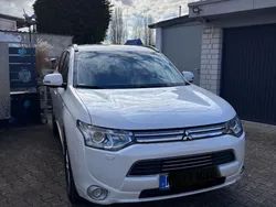 Weiß Gebraucht 2015 Mitsubishi Outlander P-HEV SUV | 15.499 € (Fairer Preis)