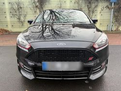 Schwarz Gebraucht 2017 Ford Focus ST Limousine | 14.100 €