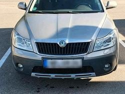 Gelb Gebraucht 2013 Skoda Octavia Scout Kombi | 7.900 € (Teuer)