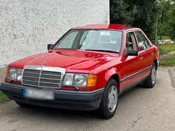 Rot Gebraucht 1987 Mercedes E260 Limousine | 7.499 €