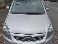 Grau Gebraucht 2011 Opel Zafira Van / Kleinbus | 4.200 € (Etwas zu teuer)