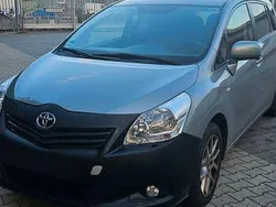 Silber Gebraucht 2012 Toyota Verso Edition Van / Kleinbus | 7.999 € (Fairer Preis)