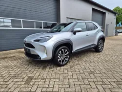 Shimmering silver metallic Neu 2025 Toyota Yaris Cross SUV | 28.579 €