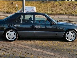 Schwarz Gebraucht 1990 Mercedes E300 Limousine | 7.900 €