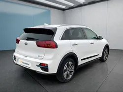 Weiß Gebraucht 2021 Kia e-Niro Spirit SUV | 23.499 € (Fairer Preis)