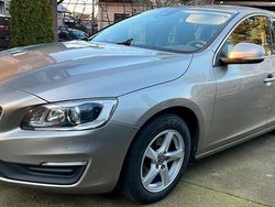 Gold Gebraucht 2016 Volvo V60 Momentum Kombi | 7.900 € (Fairer Preis)