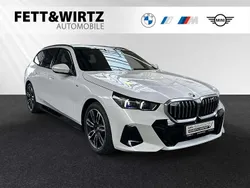 Mineralweiß metallic Gebraucht 2024 BMW 520 M Sport Kombi | 51.700 € (Superpreis)