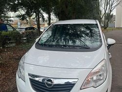 Weiß Gebraucht 2011 Opel Meriva Edition Van / Kleinbus | 2.100 € (Guter Preis)