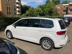 Weiß Gebraucht 2019 VW Touran Comfortline Van / Kleinbus | 16.999 € (Guter Preis)