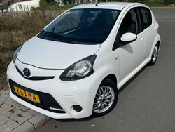Weiß Gebraucht 2013 Toyota Aygo Kleinwagen | 3.990 € (Fairer Preis)