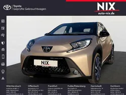 Gingerbeige / night sky black Gebraucht 2024 Toyota Aygo Team Kleinwagen | 18.600 € (Teuer)