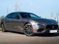 Silber Gebraucht 2022 Maserati Ghibli Coupé | 49.900 €