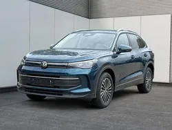 Nightshade blue metallic Gebraucht 2024 VW Tiguan Advance SUV | 42.780 € (Superpreis)