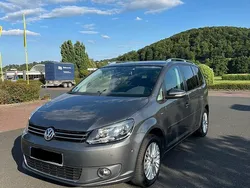 Grau Gebraucht 2014 VW Touran Edition Van / Kleinbus | 9.500 € (Fairer Preis)