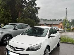 Weiß Gebraucht 2012 Opel Astra Enjoy Kleinwagen | 5.899 € (Etwas zu teuer)