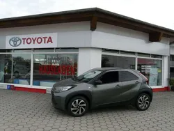 Grün Gebraucht 2023 Toyota Aygo Pulse Kleinwagen | 15.999 € (Fairer Preis)