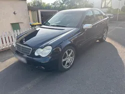 Blau Gebraucht 2004 Mercedes C220 Limousine | 2.300 €