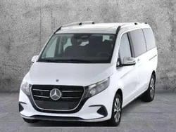 Bergkristallweiã metallic Gebraucht 2024 Mercedes V220 Van / Kleinbus | 57.850 € (Teuer)