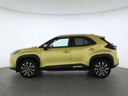 Gold Gebraucht 2022 Toyota Yaris Cross Team SUV | 20.500 €