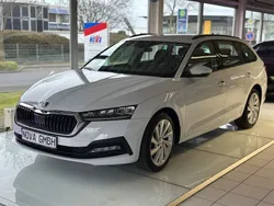Weiß Gebraucht 2022 Skoda Octavia Limousine | 23.990 € (Guter Preis)