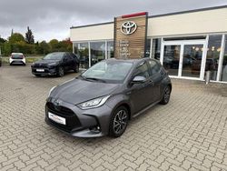 Grau Gebraucht 2021 Toyota Yaris Hybrid Club Limousine | 18.450 € (Fairer Preis)