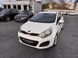 Weiß Gebraucht 2013 Kia Rio DREAM-TEAM Edition Limousine | 4.990 € (Fairer Preis)