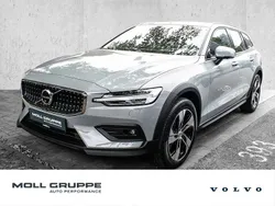 Vapour grey / metallic Gebraucht 2023 Volvo V60 CC Plus Kombi | 35.980 € (Superpreis)