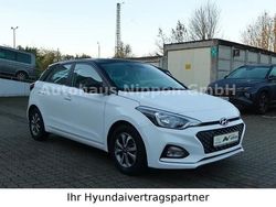 Polar white / black Gebraucht 2019 Hyundai i20 Trend Kleinwagen | 11.985 € (Etwas zu teuer)