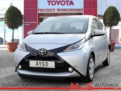 Silber Gebraucht 2017 Toyota Aygo X-play Kleinwagen | 8.990 € (Etwas zu teuer)