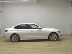 Weiss Gebraucht 2021 BMW 320 Sport Line Limousine | 23.980 € (Fairer Preis)