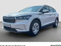 Weiß Gebraucht 2023 Skoda Enyaq iV Loft SUV | 23.988 € (Guter Preis)