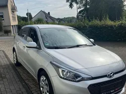 Grau Gebraucht 2016 Hyundai i20 Trend Kleinwagen | 13.999 € (Fairer Preis)