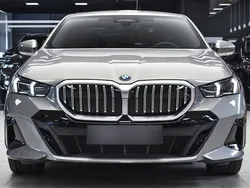 Grau Gebraucht 2024 BMW 550e M Sport Limousine | 82.950 € (Teuer)