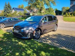 Grau Gebraucht 2020 Chrysler Pacifica Van / Kleinbus | 22.900 € (Guter Preis)