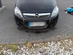 Schwarz Gebraucht 2010 Opel Zafira Van / Kleinbus | 4.600 € (Fairer Preis)