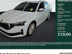 Weiß Gebraucht 2024 Skoda Octavia Selection Kombi | 29.747 € (Fairer Preis)