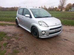 Grau Gebraucht 2005 Daihatsu Sirion Kleinwagen | 2.000 €
