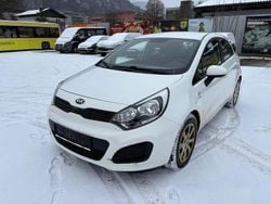 Weiß Gebraucht 2014 Kia Rio Attract Limousine | 2.350 € (Guter Preis)