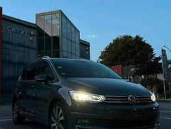 Grau Gebraucht 2021 VW Touran Highline Van / Kleinbus | 27.200 € (Fairer Preis)