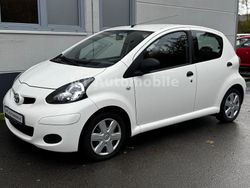 Weiß Gebraucht 2011 Toyota Aygo Basis Kleinwagen | 1.999 € (Fairer Preis)