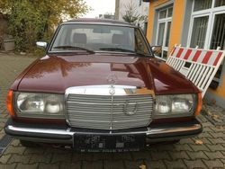 Rot Gebraucht 1982 Mercedes E200 Limousine | 8.290 €