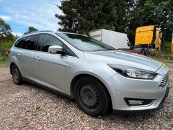 Silber Gebraucht 2015 Ford Focus Titanium Kombi | 2.975 €