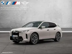 Dune grey Neu 2025 BMW iX M Sport SUV | 84.444 € (Fairer Preis)